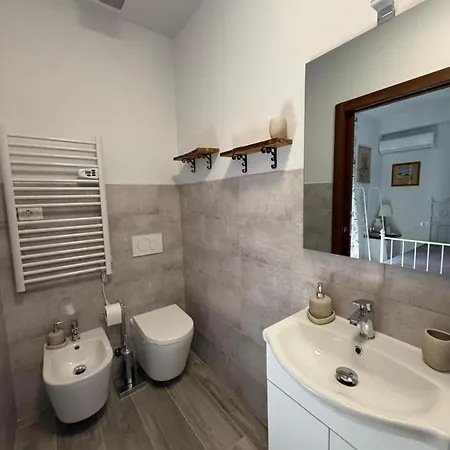 Charming Guest In Casavecchia With City, Garden, And Mountain Views Pensionat